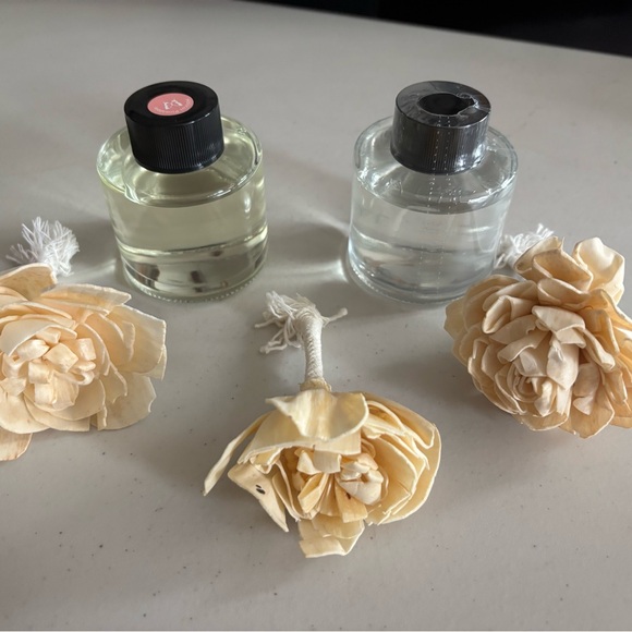 Diffuser Set with Cream Flowers Scentsy hibiscus, pineapple,&daydream oasis - Picture 1 of 5